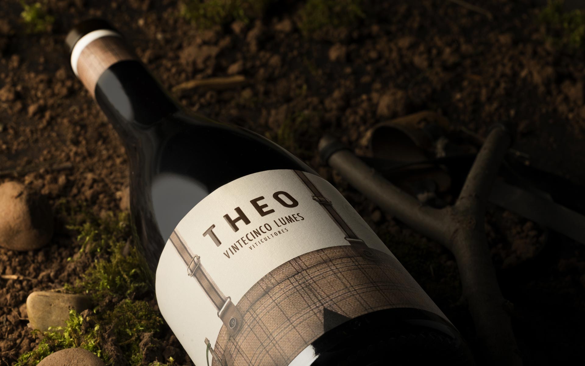 Fotografia creativa del vino de Theo, diseñado por Enpedra Estudio