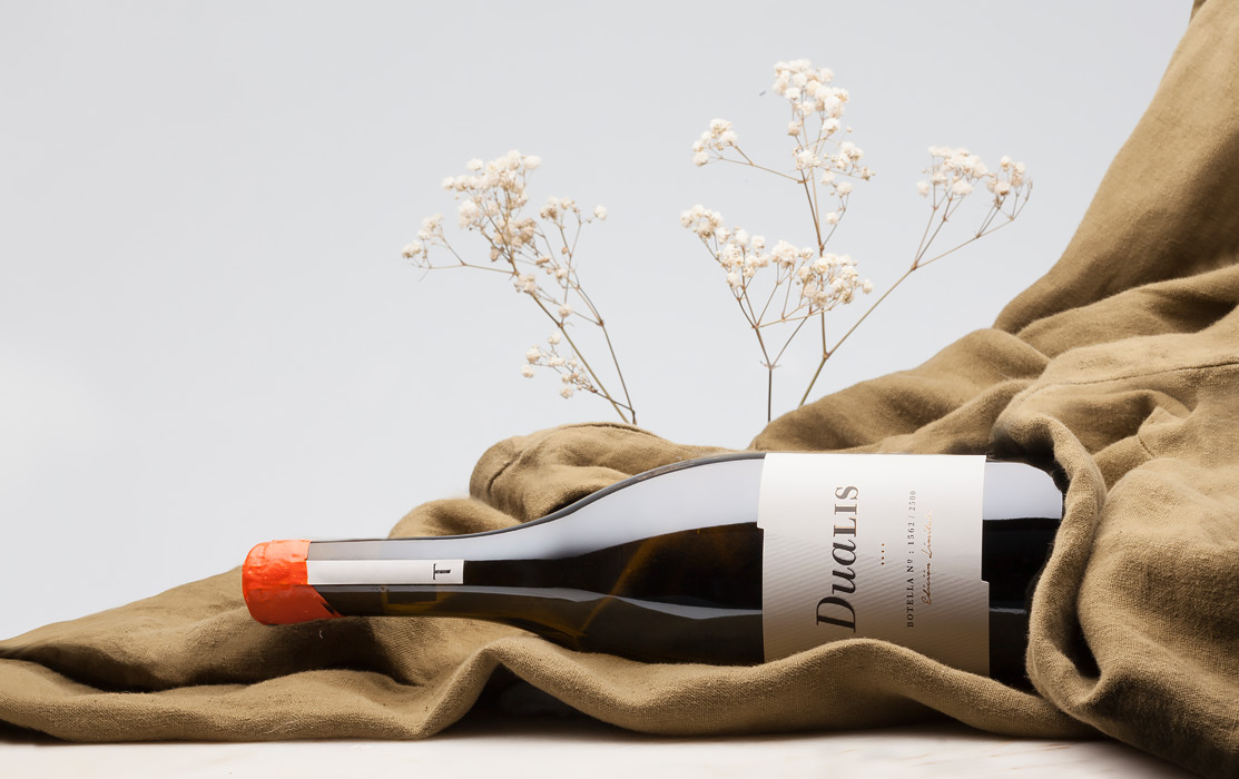Fotografía creativa de la botella de vino de Dualis de Dispar estudio